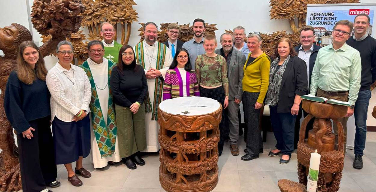 Gruppenfoto aller Beteiligten des Weltmissionsmonats 2025 in der missio-Hauskapelle in München.