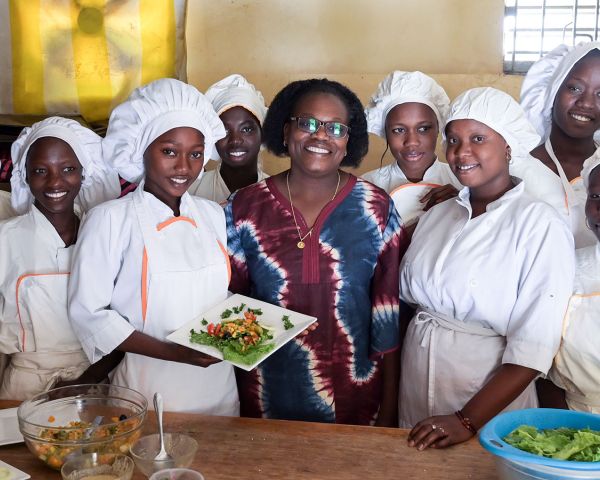 Louise Ndione und ihre Schützlinge beim Kochen in "Claire Amitiè"