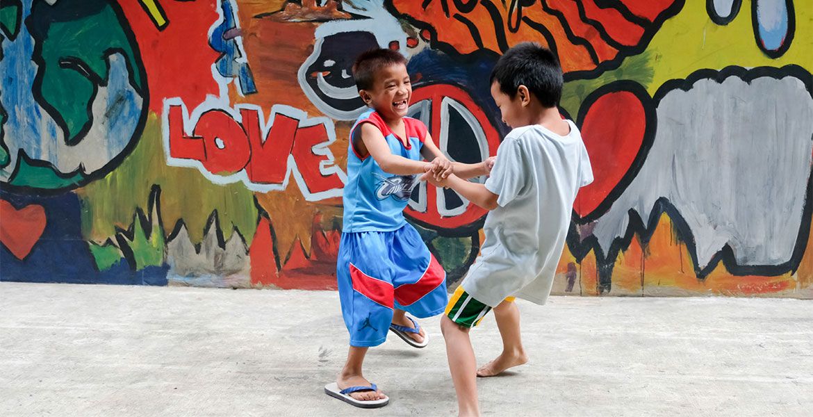 Straßenkinder beim Spielen im Kuya Center in Manila