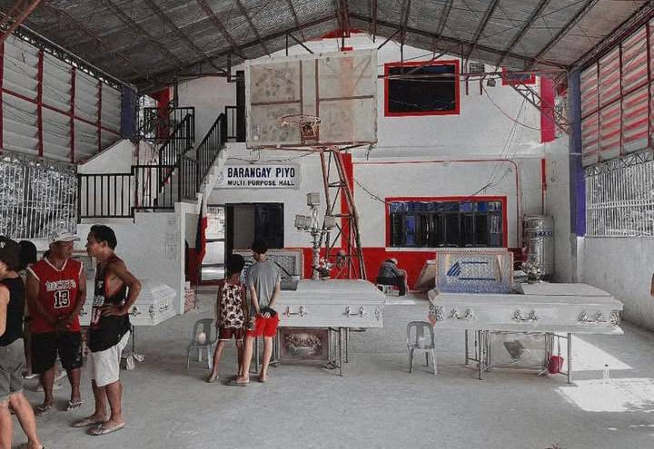 In einer Halle in San Remigio sind Särge mit Opfern des Erdbebens aufgebahrt. Foto: Projektpartner missio München