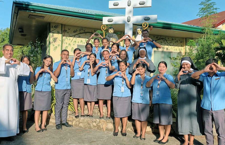 Gruppenfoto mit jungen Frauen und Männer auf den Philippinen, die zu Katechisten ausgebildet werden