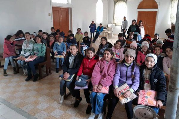 Verteilung von Kleidung an Schulkinder in Syrien