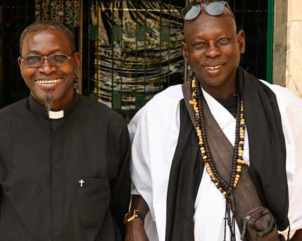 Interreligiöser Dialog im Senegal: der katholischer Pfarrer Philippe Bayouga Mbengue und der Muslim Mamadou Diabaye in Touba