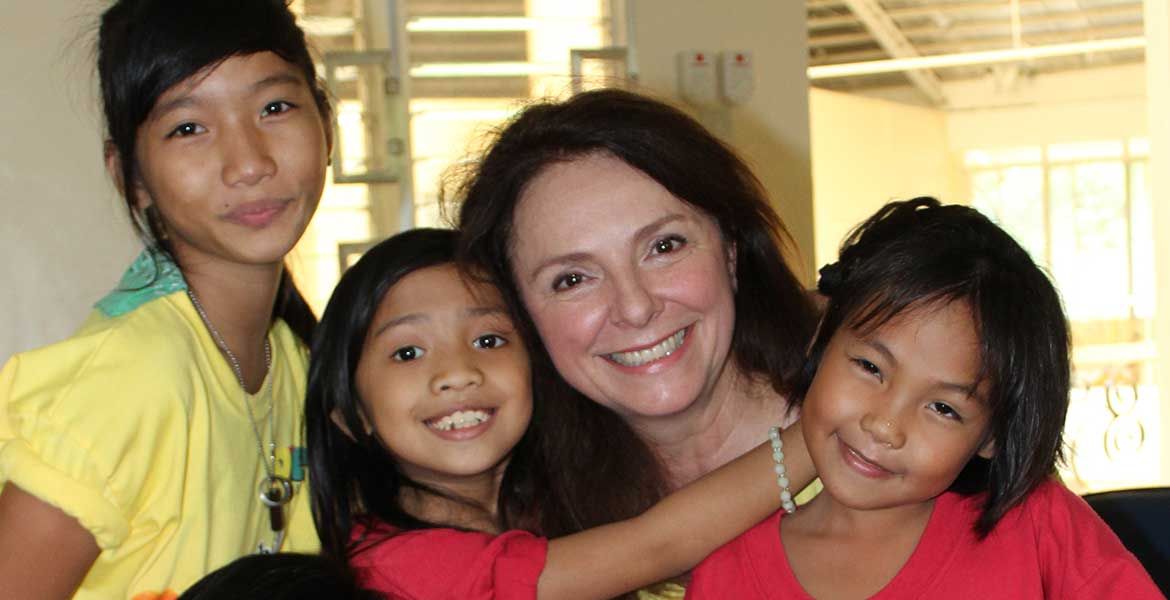 Uschi Dämmrich von Luttitz mit Kindern in Bhutan