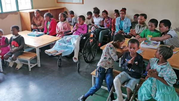 Kinder mit körperlicher und geistiger Behinderung sitzen im Alemachen-Rehazentrum in Äthiopien in einem Klassenzimmer.