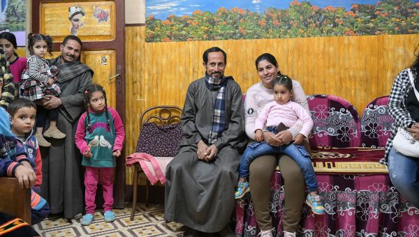 Eine ägyptische Großfamilie sitzt beisammen