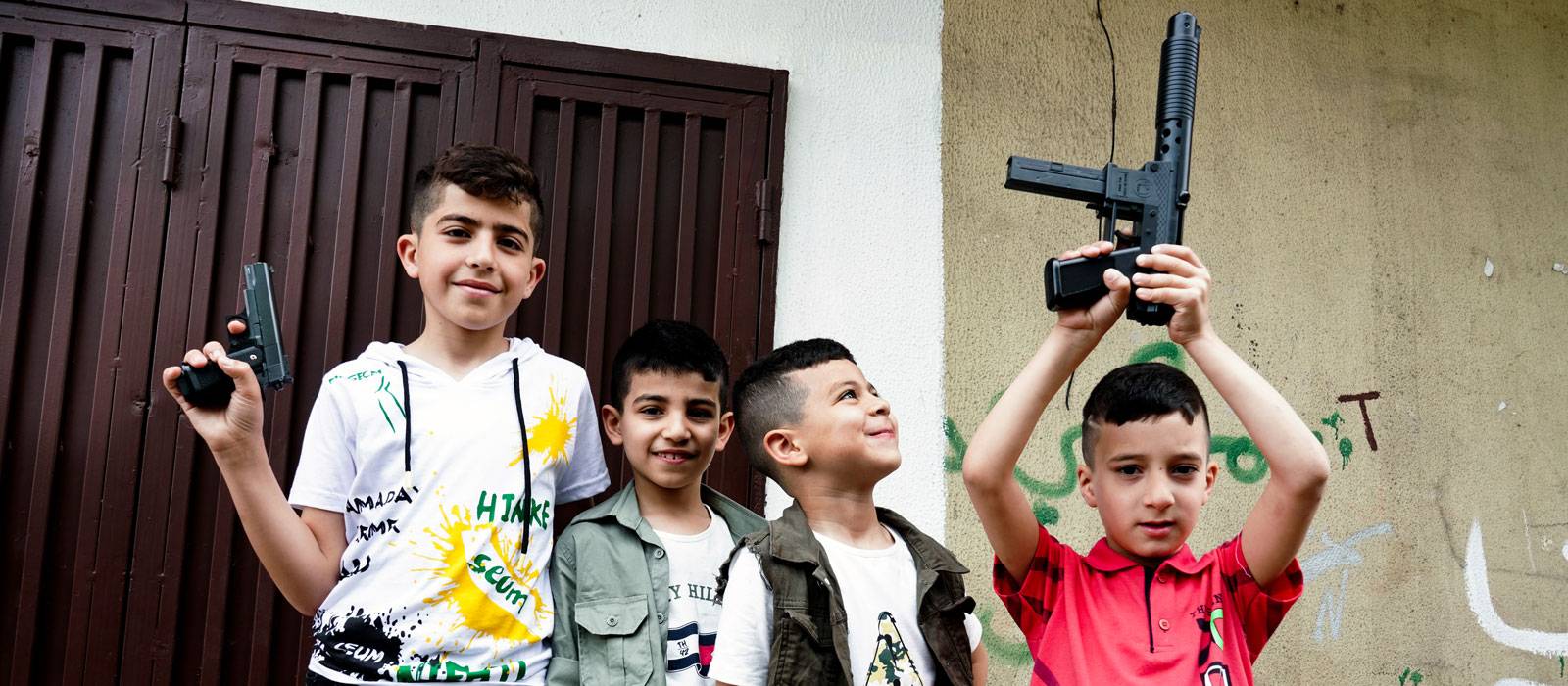Kinder mit Waffen
