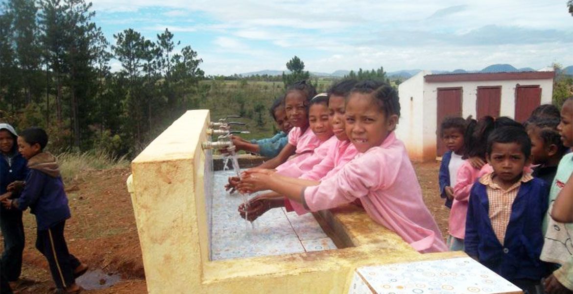 Kinder waschen sich an der neuen Wasseranlage auf Madagaskar die Hände