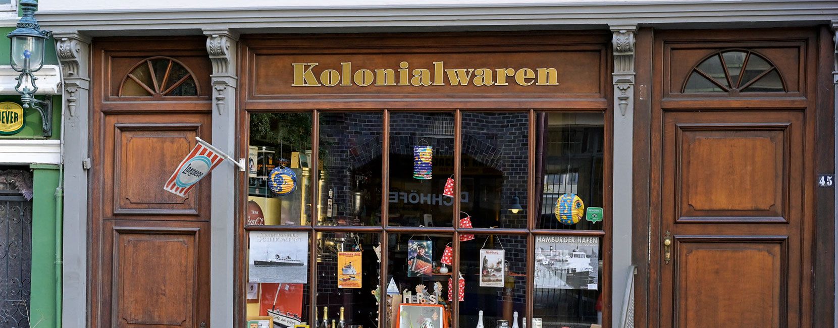 Ein retro gestalteter Laden mit "Kolonialwaren" in Hamburg