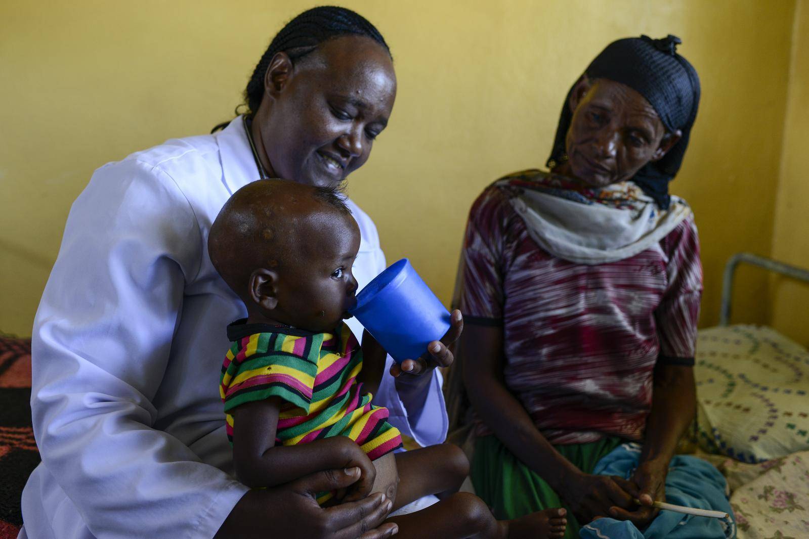 Schwester Meskel Kelta gibt einem Kind in einer Gesundheitsstation zu trinken.
