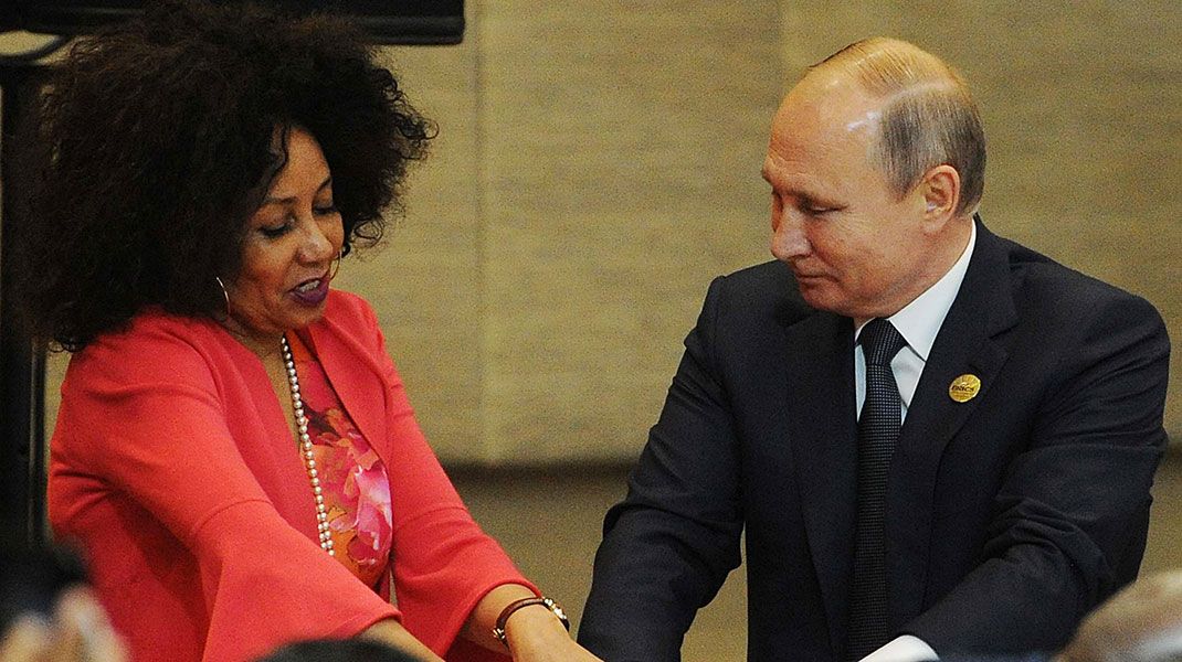 Die südafrikanische Ministerin Lindiwe Sisulu mit Wladimir Putin