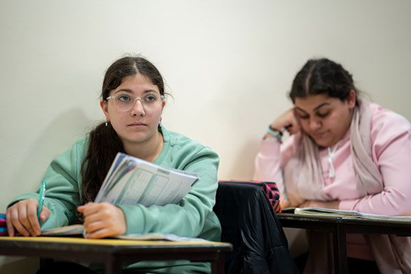 Zwei Jugendliche in Syrien drücken die Schulbank