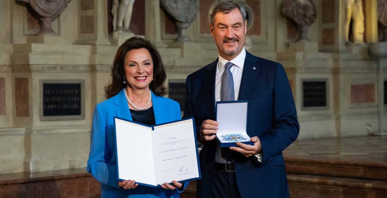 Uschi Dämmrich von Luttitz (links) bei der Verleihung des Bayerischen Verdienstordens mit Bayerns Ministerpräsident Markus Söder (rechts).