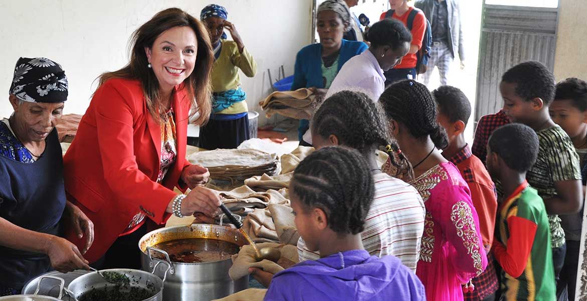 Uschi von Luttitz packt mit an: missio-Schulspeisungsprojekt in Addis Abeba. Foto: missio München