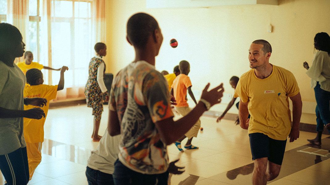 Klaus Steinbacher tanzt mit Jugendlichen in Nairobi