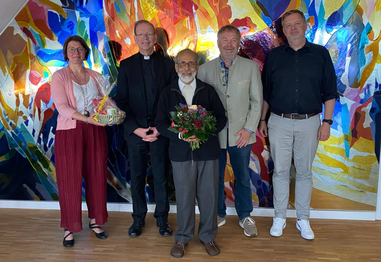 Abschiedsfoto mit Pater Sebastian Painadath, langjähriger Partner von missio München. Von links: Bildungsreferentin Maike Telkamp, missio-Chef Monsignore Huber, Pater Painadath, Dr. Michael Krischer, langjähriger Ansprechpartner für den Pater, und Uwe Globisch, Abteilungsleiter Bildung