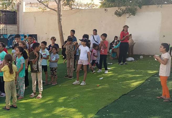 Kinder aus Gaza in einem Hof in Ägypten. Hier können sie spielen.