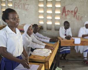Mädchen in einem Klassenzimmer im Geflüchtetencamp Kakuma im Norden Kenias.