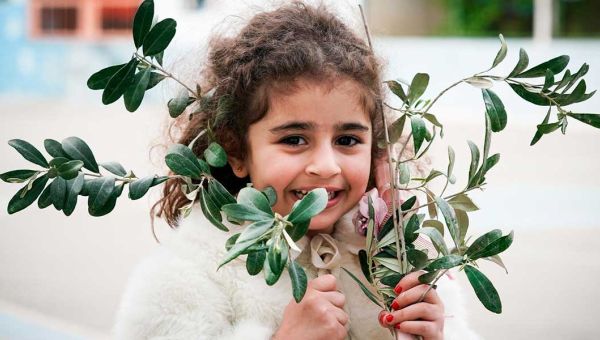 Mädchen mit Olivenzweigen in den Händen.