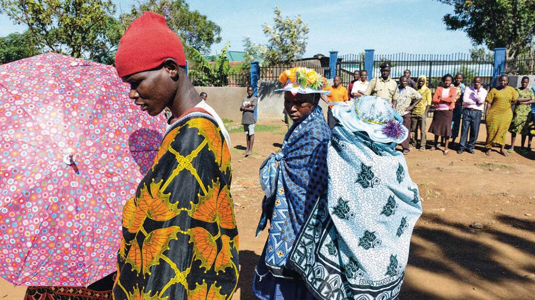 Junge Frauen gehen in Masanga in Tansania zum Ort der Genitalverstümmelung