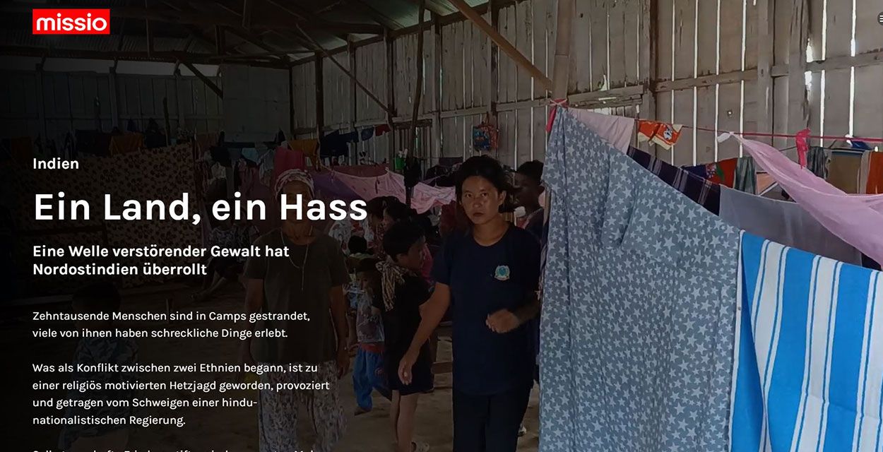 Eine Frau aus Manipur geht an einer Wäscheleine im Flüchtlingslager vorbei