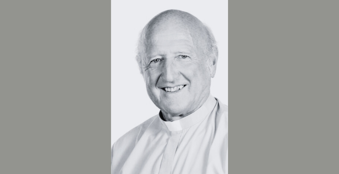 Porträt des verstorbenen Bischofs Fritz Lobinger in schwarz-weiß.