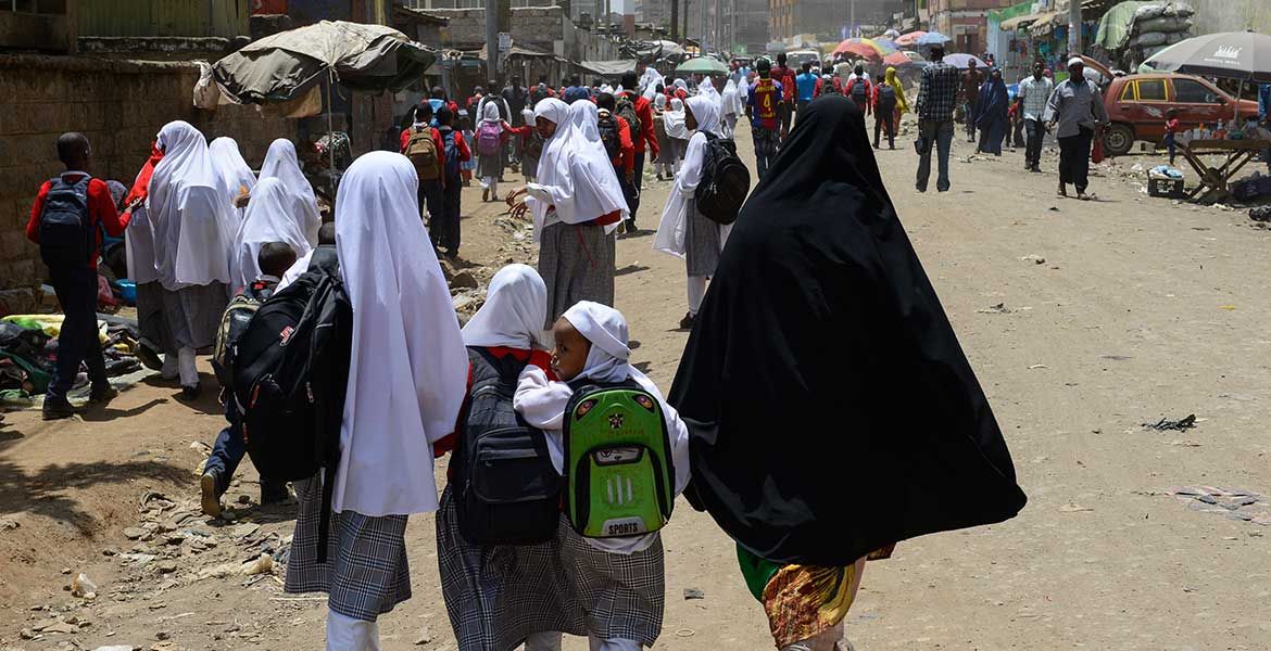 Frauen auf einer Straße in Kenias Hauptstadt Nairobi.