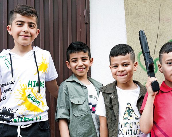 Kinder mit Waffen