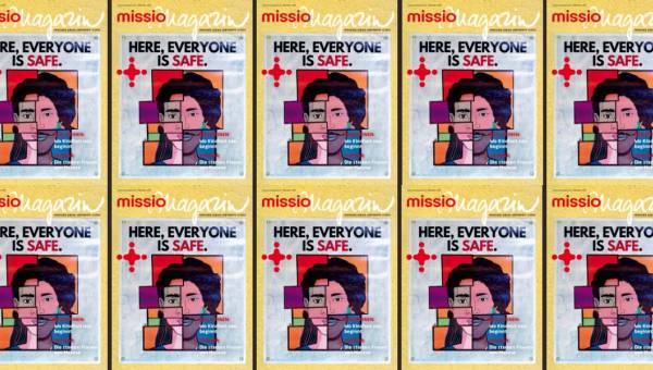 Zehn Cover des missio magazins, Ausgabe 6/2025. Darauf zu sehen ist ein Plakat aus einem Schutzhaus auf den Philippinen mit dem Slogan "Here, everyone is safe."aus Mindanao/Philippinen mit seinem Sohn auf dem Schoß.