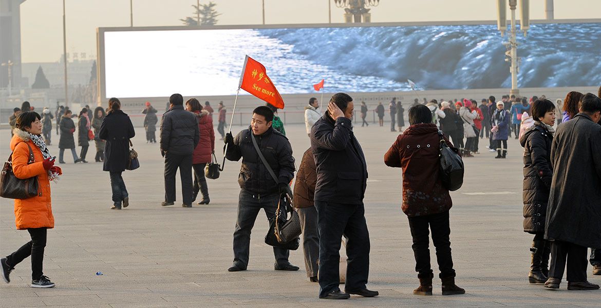 Menschen auf einem Platz in China; Symbolbild