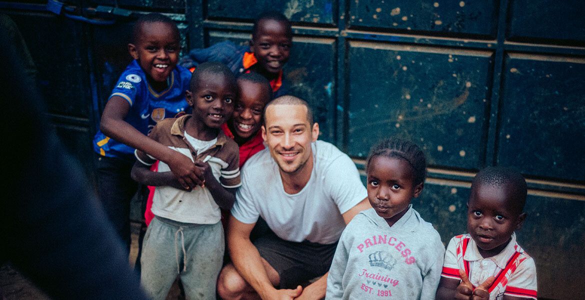 Klaus Steinbacher mit Kindern aus Flüchtlingsfamilien in Nairobi