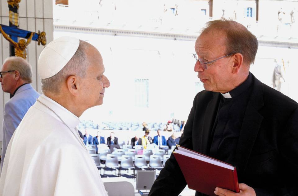 Monsignore Huber überreicht Papst Leo XIV. ein Buch mit Wünschen für den Pontifex
