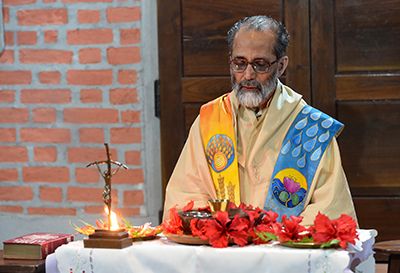 Sebastian Painadath im Meditationraum des von ihm gegründeten Ashram Sameeksha. Foto: KNA