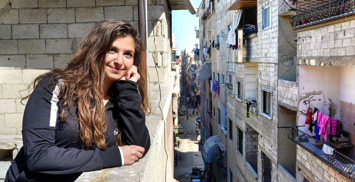 Katia Sioufi sieht vom Balkon in Damaskus