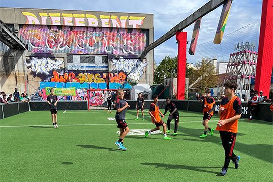 Streetfußball auf dem Dach vom Bellevue di Monaco in München. Foto: buntkicktgut München