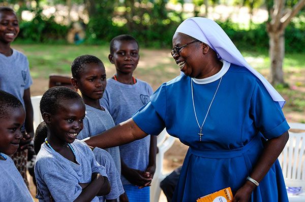 Schwester Annunciata Chacha scherzt mit Mädchen im Schutzzentrum Jipe Moyo