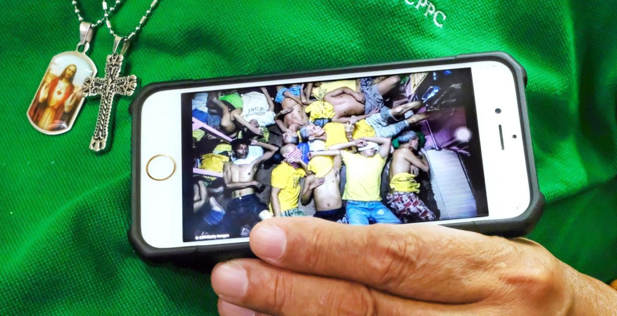Handyfoto von überbelegten Gefängniszellen in Manila auf den Philippinen.