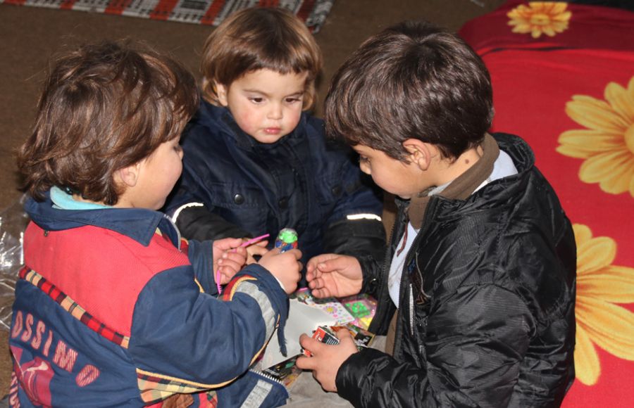 Kinder, die vom Krieg betroffen sind, spielen in Damaskus.