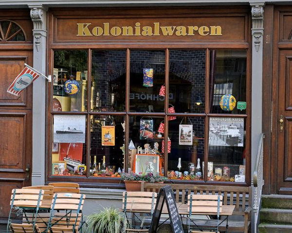 Ein retro gestalteter Laden mit "Kolonialwaren" in Hamburg