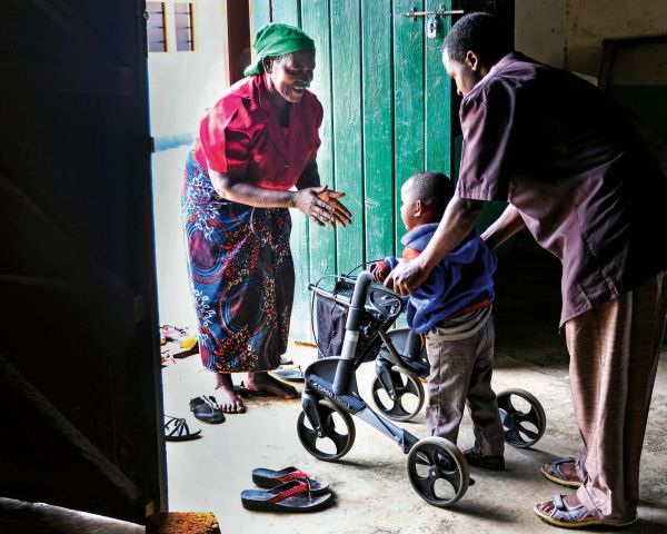 Menschen mit Behinderung ein würdevolles und gleichberechtigtes Leben zu ermöglichen, das hat sich das Projekt Simama im Hochland von Tansania zum Ziel gesetzt. Foto: Fritz Stark