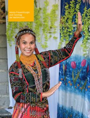 Frauenliturgie zum Weltmissionsmonat 2025: Das Motiv zeigt eine junge Frau auf den Philippinen, die in traditioneller Kleindung einen Tanz aufführt.