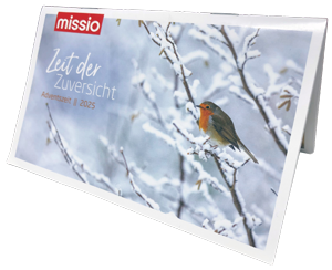 Das Titelbild des missio-Adventskalenders zeigt ein Rotkehlchen auf verschneiten Ästen, das missio-Logo und die Aufschrift "Zeit der Zuversicht" Adventskalender 2025