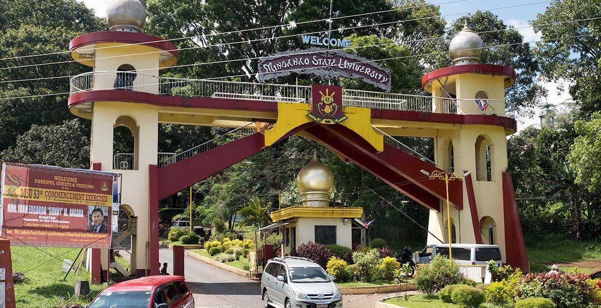 Das Portal zur Universität von Marawi, auf deren Gelände der Bombenanschlag im Dezember 2023 verübt wurde.