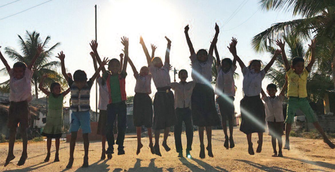 Kinder im Breads-Projekt in Bangalore springen freudig hoch
