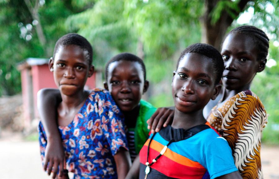 Kinder und junge Frauen finden im Wohnheim Jipe Moyo wieder Lebensfreude