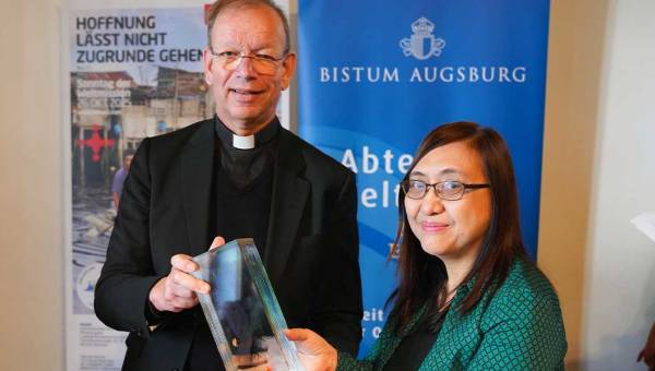 missio-Präsident Monsignore Huber (links) übergibt den Pauline-Jaricot-Preis 2025 an die philippinischen Menschenrechtlerin Carol Daria.