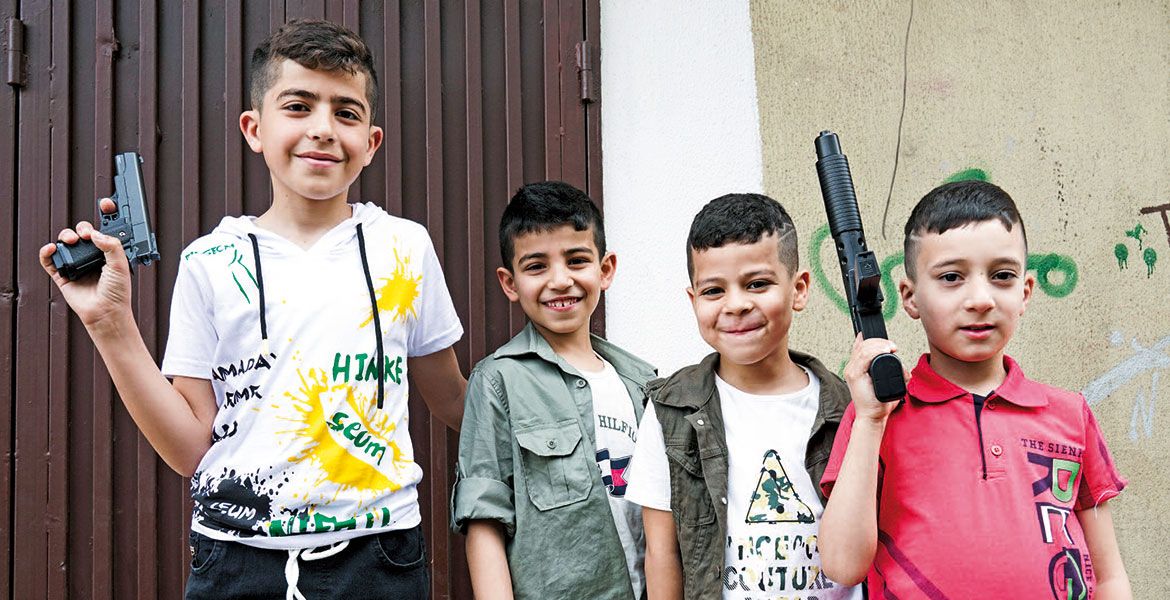 Kinder mit Waffen