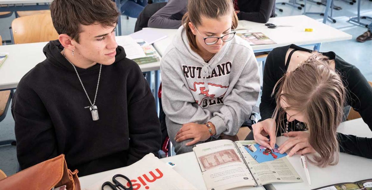 Schülerinnen und Schüler beim Lösen der missio-Rätsel aus den Jugendaktions-Rätselheften.