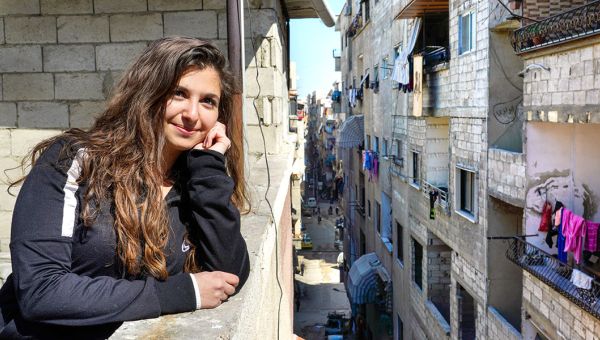 Katia Sioufi sieht vom Balkon in Damaskus