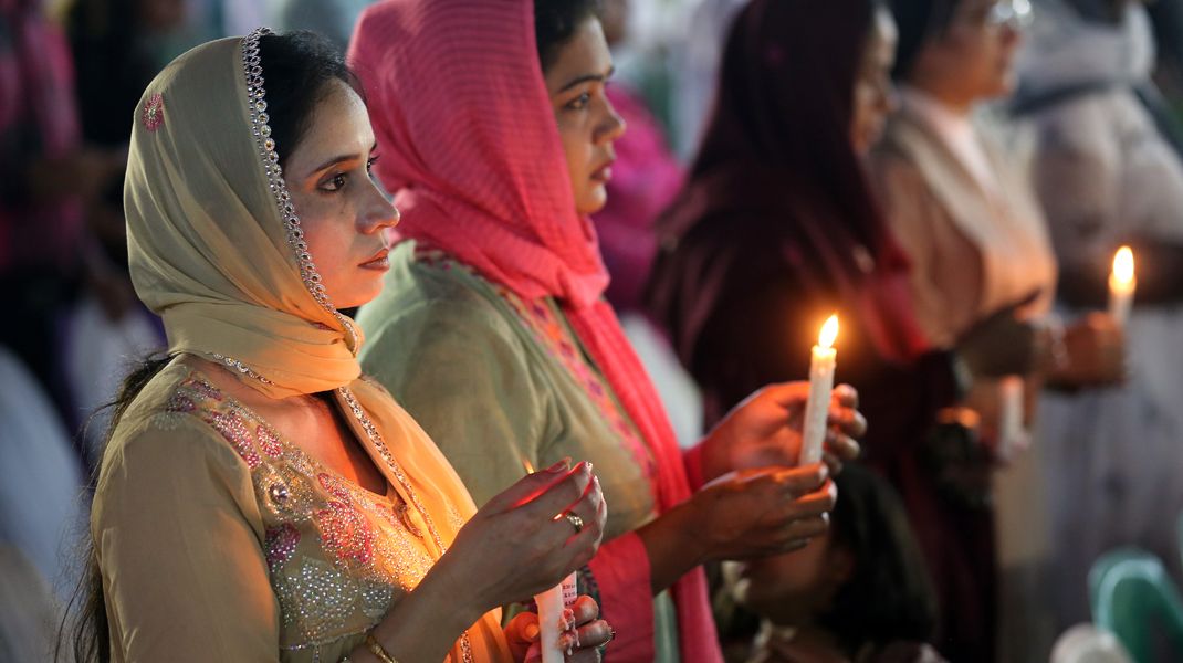 Frauen in Pakistan mit Kerzen, Foto: Fritz Stark